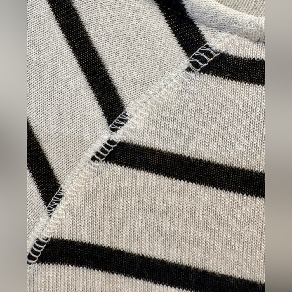 L-Sweater - Picture 3 of 4